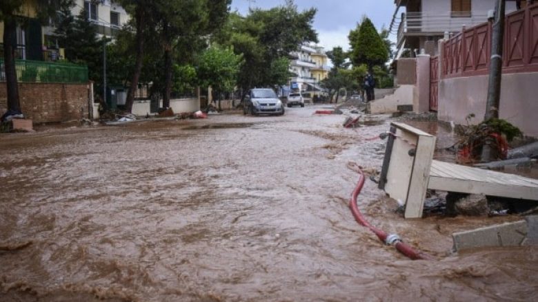 Reshjet e shiut “paralizojnë” Athinën (Foto)