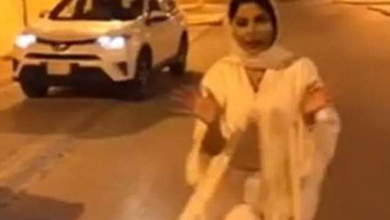 Gazetarja saudite nuk respekton kodin e veshjes gjatë raportimit live, autoritet fillojnë hetimet (Video)