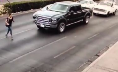 Bisedon në telefon derisa kalon rrugën, 22-vjeçarja nga Meksika goditet nga vetura (Video, +18)
