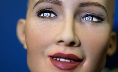 Njihuni me Sophia-n, robotin e parë me tipare njerëzore! (Video)