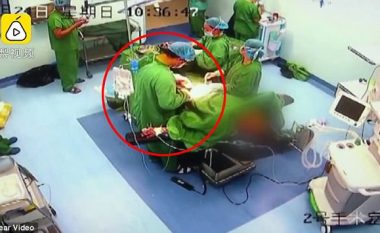 Kirurgu kinez duron dhimbjet e mëdha në bark, vetëm që ta përfundojë me sukses operacionin te një pacient (Video)