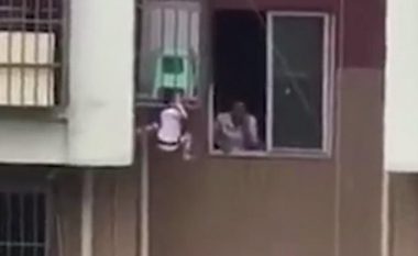I ngec koka në rrethojat mbrojtëse të dritares së apartamentit, dyvjeçarin e shpëton e ëma në momentet e fundit (Video)
