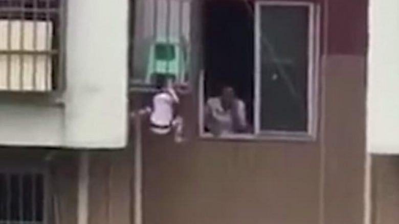 I ngec koka në rrethojat mbrojtëse të dritares së apartamentit, dyvjeçarin e shpëton e ëma në momentet e fundit (Video)