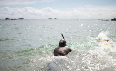 Notuesi fillon sfidën e jetës: Dëshiroj ta kaloj Oqeanin Paqësor me not (Foto)