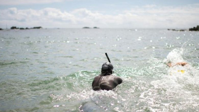 Notuesi fillon sfidën e jetës: Dëshiroj ta kaloj Oqeanin Paqësor me not (Foto)