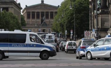 Policia evakuon shkollat fillore në Berlin