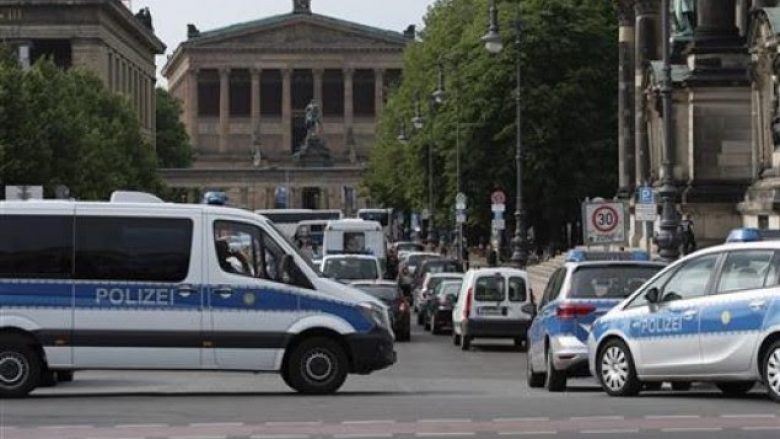 Policia evakuon shkollat fillore në Berlin