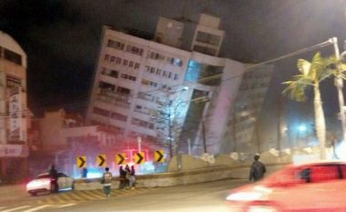 Hoteli i shtrembëruar nga tërmeti i fuqishëm bëhet atraksioni kryesor në Tajvan (Foto/Video)