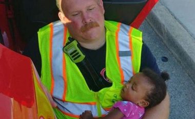 Zjarrfikësi fotografohet duke e qetësuar vogëlushen e aksidentuar, të cilën e ulë në prehër dhe e vë në gjumë (Foto)