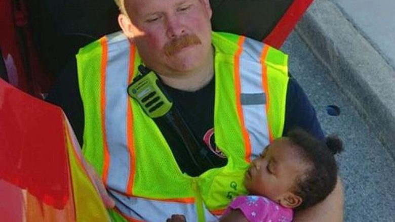 Zjarrfikësi fotografohet duke e qetësuar vogëlushen e aksidentuar, të cilën e ulë në prehër dhe e vë në gjumë (Foto)