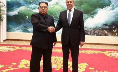 Televizioni rus akuzohet për editim të imazhit Kim-Lavrov, me photoshop ia “kthyen” buzëqeshjen liderit verikorean (Foto)