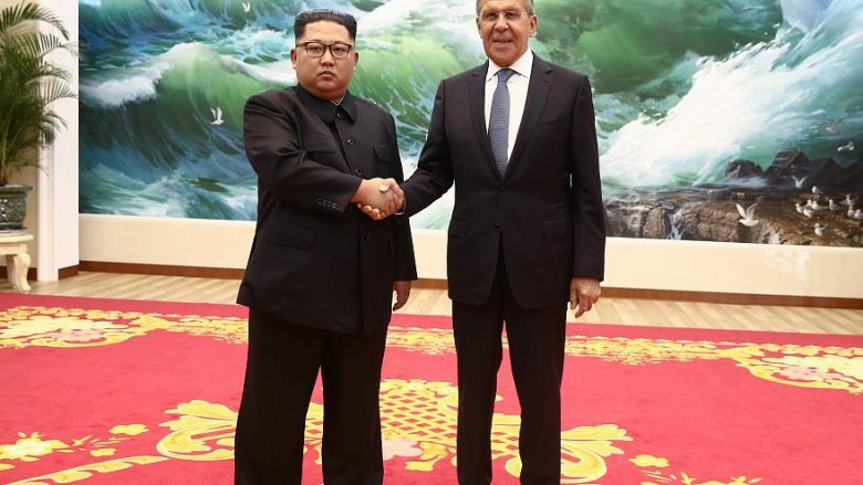 Televizioni rus akuzohet për editim të imazhit Kim-Lavrov, me photoshop ia “kthyen” buzëqeshjen liderit verikorean (Foto)