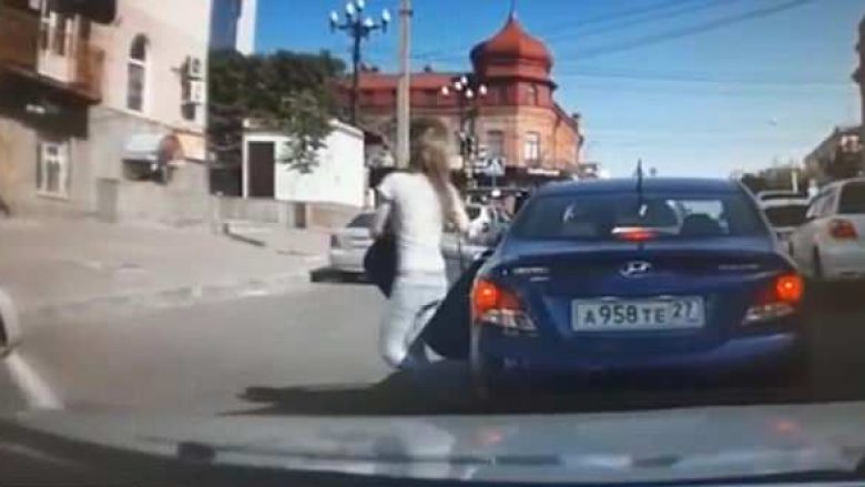 Gruaja ia bën me dije se dëshiron të shkurorëzohet, burri i nervozuar e shtyp me veturë (Video, +16)