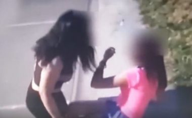 Adoleshentja nga Beogradi rrah brutalisht bashkëmoshataren, e godet shuplaka dhe ia shkul flokët (Video, +18)