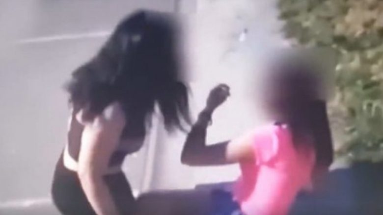 Adoleshentja nga Beogradi rrah brutalisht bashkëmoshataren, e godet shuplaka dhe ia shkul flokët (Video, +18)