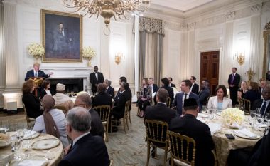 Donald Trump shtron iftar në Shtëpinë e Bardhë: Të respektojmë traditën e njërës nga fetë më të mëdha në botë (Foto/Video)