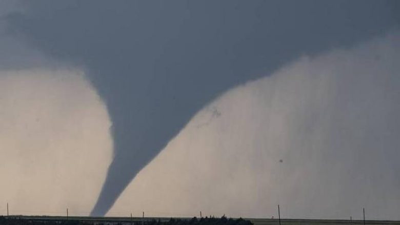 Kansasi goditet nga tornadoja e fuqishme, që po “merr” me vete gjithçka që po i del përpara (Video)