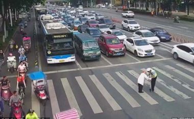 Filmohet polici kinez duke ndihmuar të moshuarin të kalojë rrugën, e bartë në shpinë – pamjet po bëjnë xhiron e botës (Video)