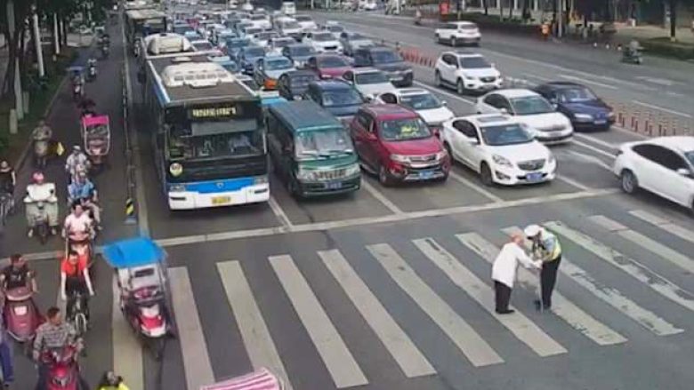 Filmohet polici kinez duke ndihmuar të moshuarin të kalojë rrugën, e bartë në shpinë – pamjet po bëjnë xhiron e botës (Video)