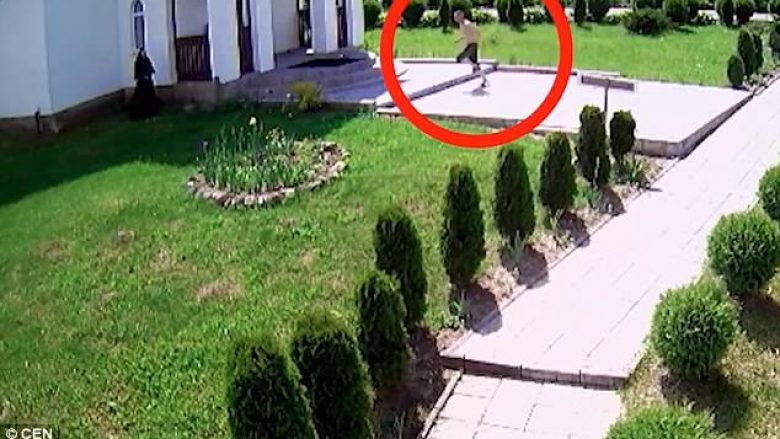 Futet në manastirin e Kaliningradit dhe sulmon motrën e nderit, pendohet keq kur asaj i del në ndihmë një kolege (Video)
