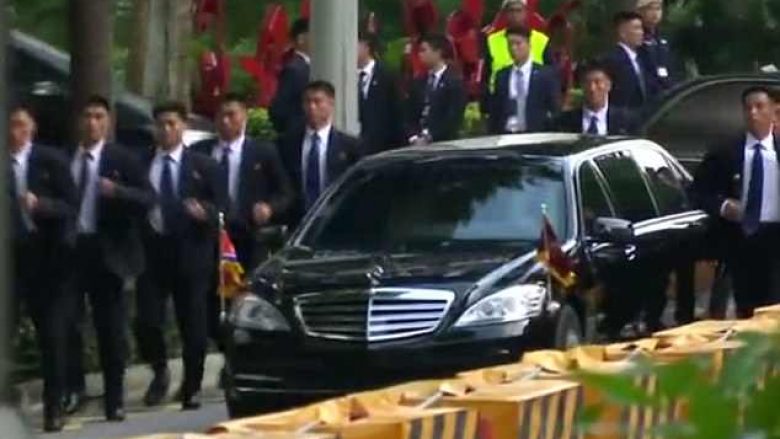 Truprojat e Kim Jong-un sërish fitojnë vëmendjen e të gjithëve, shfaqen në Singapor duke vrapuar pas veturës së liderit koreanoverior (Video)