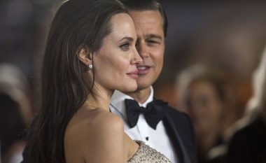 Angelina Jolie tregon arsyen e ndarjes me Brad Pittin: Vdekja e nënës dhe kanceri im më bëri që të la anash bashkëshortin