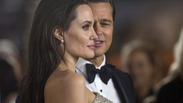 Angelina Jolie tregon arsyen e ndarjes me Brad Pittin: Vdekja e nënës dhe kanceri im më bëri që të la anash bashkëshortin