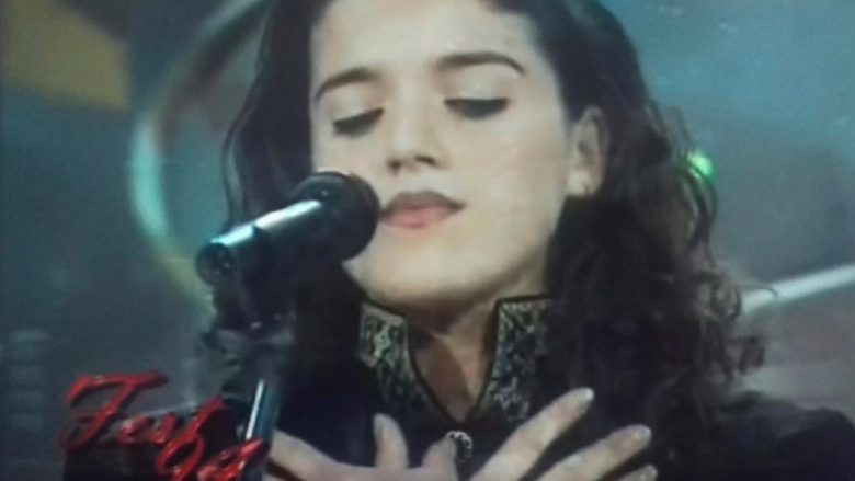 Edona Llalloshi, artistja e parë që kishte bërë simbolin e shqiponjës në performancën e saj të vitit 1994