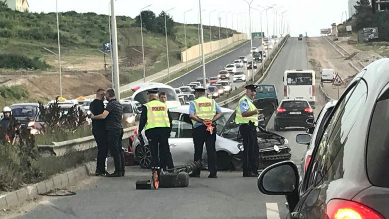 Aksident i rëndë në Veternik, shoferi ikën me veturë nga vendngjarja