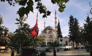 Rama uron besimtarët myslimanë për Fitër Bajramin