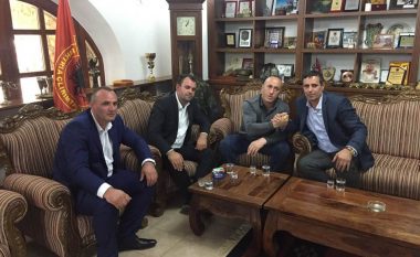 Vëllai i Beg Rizajt poston fotografi me kryeministrin Haradinaj pas ‘incidentit’