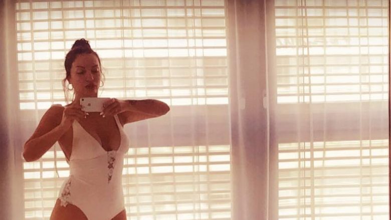 Rovena Stefa publikon një fotografi atraktive me bikini nga dhoma e gjumit