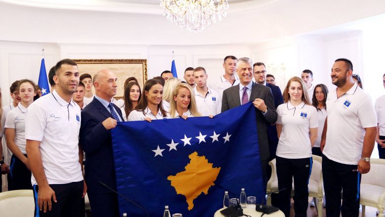 Presidenti Thaçi ia dorëzon flamurin Majlinda Kelmendit: Flamuri i Kosovës do të valojë në Tarragona të Spanjës