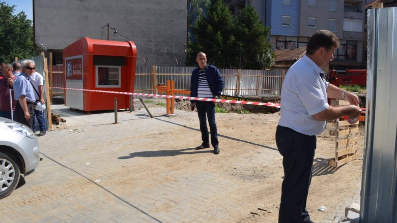 Komuna e Mitrovicës ndërpret punimet për ndërtimin e garazheve nëntokësore