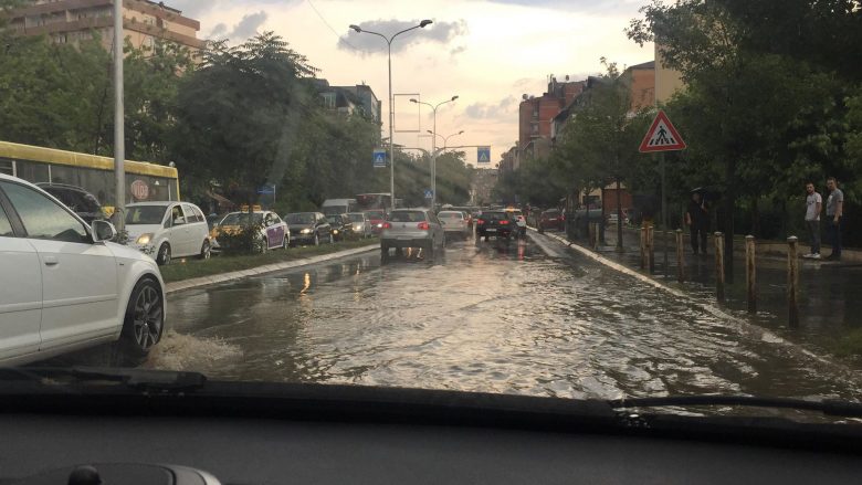Vërshimet në kryeqytet, Abrashi kritikon Shpend Ahmetin