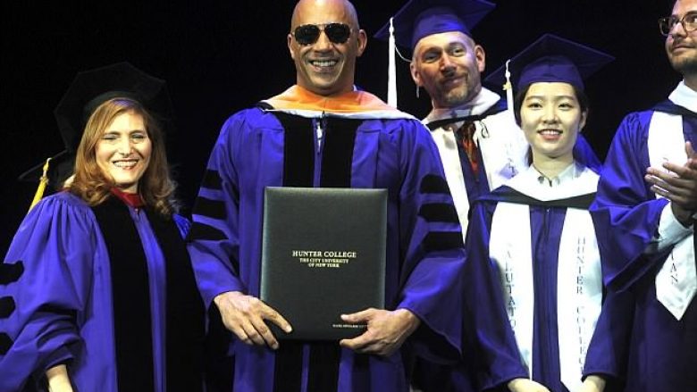 “Jam doktor tani”, Vin Diesel diplomohet pas 30 vitesh