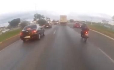 Momenti kur rrota del nga një veturë, dhe fluturon në kokën e një motoçiklisti që mbetet i vdekur në vend (Video, +18)
