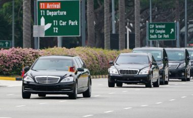 Pasi sheh veturën presidenciale të Trumpit, Kim Jong-un largohet me Mercedesin e tij – i cili gjithashtu ka gjëra shumë të veçanta (Foto/Video)