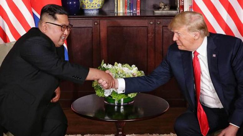 Ekspertja e gjuhës së trupit tregon detaje nga takimi Trump-Kim (Foto/Video)