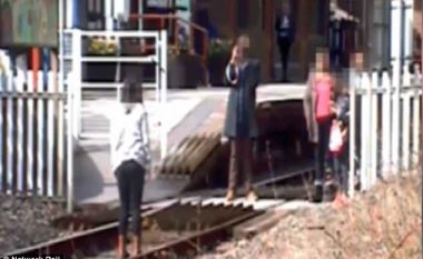 Adoleshentët vazhdojnë të bëjnë selfie në një pikë kalim, autoritet bllokojnë qarkullimin e trenit (Video)