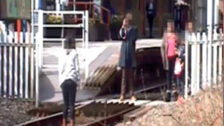 Adoleshentët vazhdojnë të bëjnë selfie në një pikë kalim, autoritet bllokojnë qarkullimin e trenit (Video)