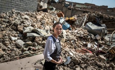 Jolie viziton qytetin e rrënuar të Mosulit dhe refugjatët sirianë në Irak