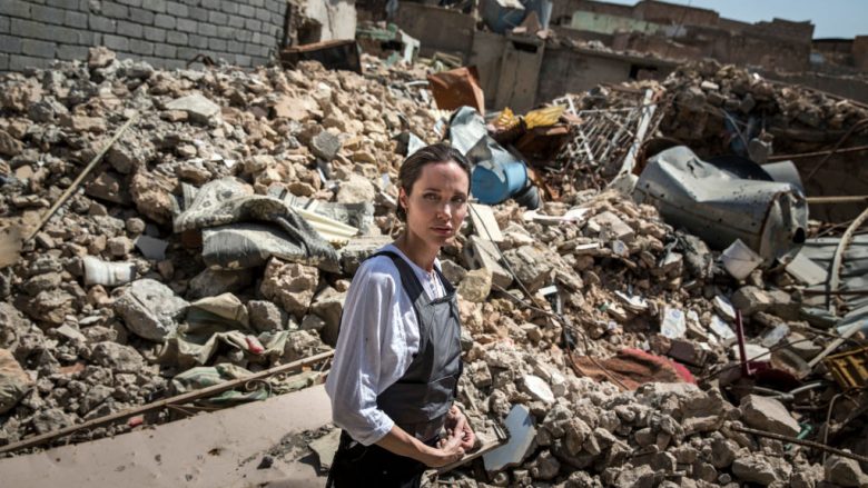 Jolie viziton qytetin e rrënuar të Mosulit dhe refugjatët sirianë në Irak