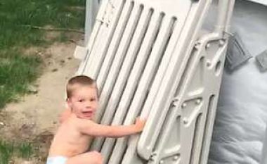 Bllokadën e ‘pakalueshme’ të shkallëve të pishinës, dyvjeçari e kaloi me lehtësi brenda minutës (Video)
