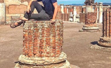 Blogeri kërkoi falje publike, pasi poza e tij mbi një shtyllë në Pompeii shkaktoi zemërim te italianët – e kërcënuan edhe me vrasje (Foto)
