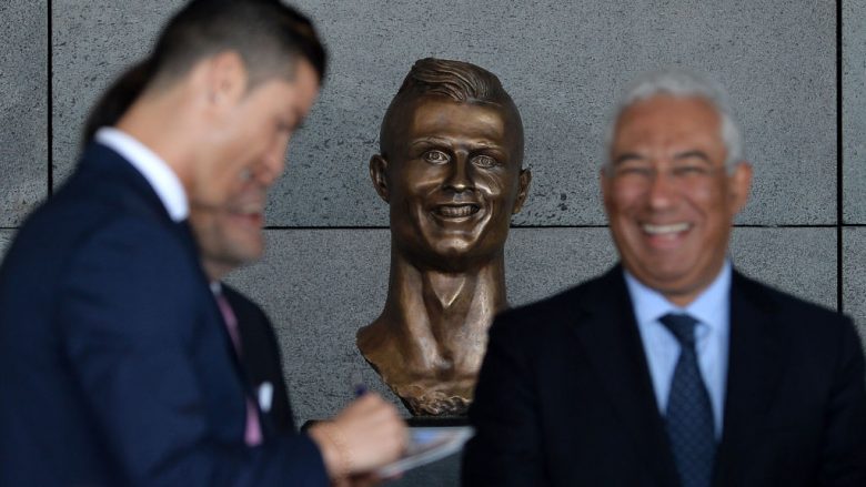 Busti i famshëm i Ronaldos në aeroportin e Madeira zëvendësohet me një tjetër