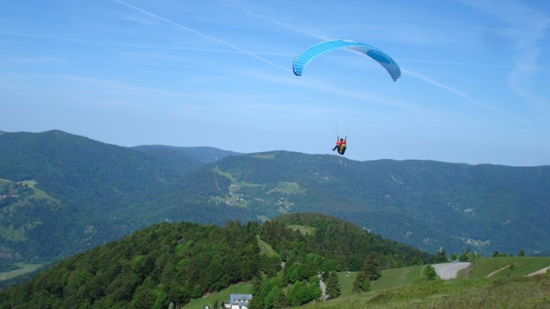 Vdes një person në Bjeshkët e Istogut, bie me parashutë në mal