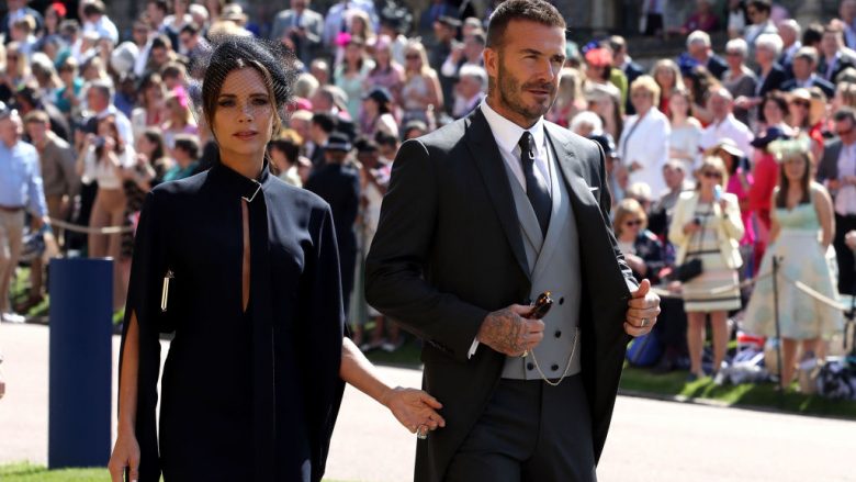 David dhe Victoria Beckham i dhurojnë për bamirësi rrobat që i veshën në martesën mbretërore