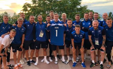 Islandezët para ndeshjes me Nigerinë i japin përkrahje portierit nigerian që nuk arriti të udhëtojë për në Kampionatin Botëror shkaku i leukemisë