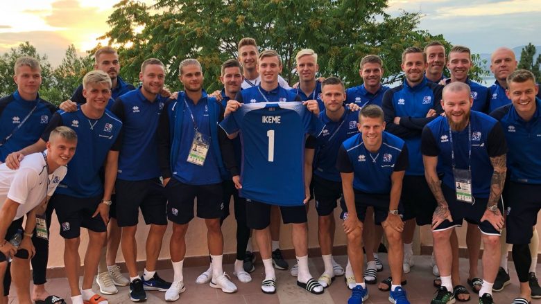 Islandezët para ndeshjes me Nigerinë i japin përkrahje portierit nigerian që nuk arriti të udhëtojë për në Kampionatin Botëror shkaku i leukemisë